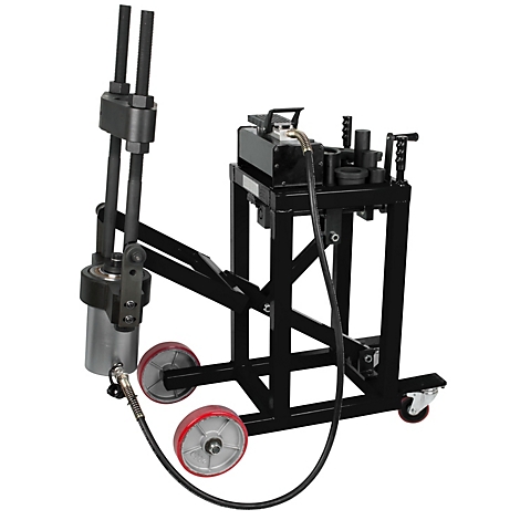 Schwarzes, rollbares Werkzeug für Metallarbeiten. Es hat einen hydraulischen Zylinder, Stangen und Rohre. Details: rote Räder, schwarze Halterung.